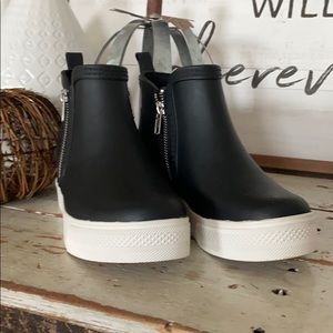 Steve Madden wedgie rain boots